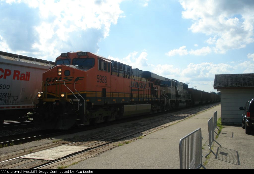 BNSF 5928